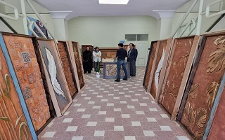 بازدید مهندس حامد نظری، ریاست سازمان و دکتر سرور رحیما، عضو هیئت مدیره سازمان از گالری و کارگاه سفالگری دستان بینا